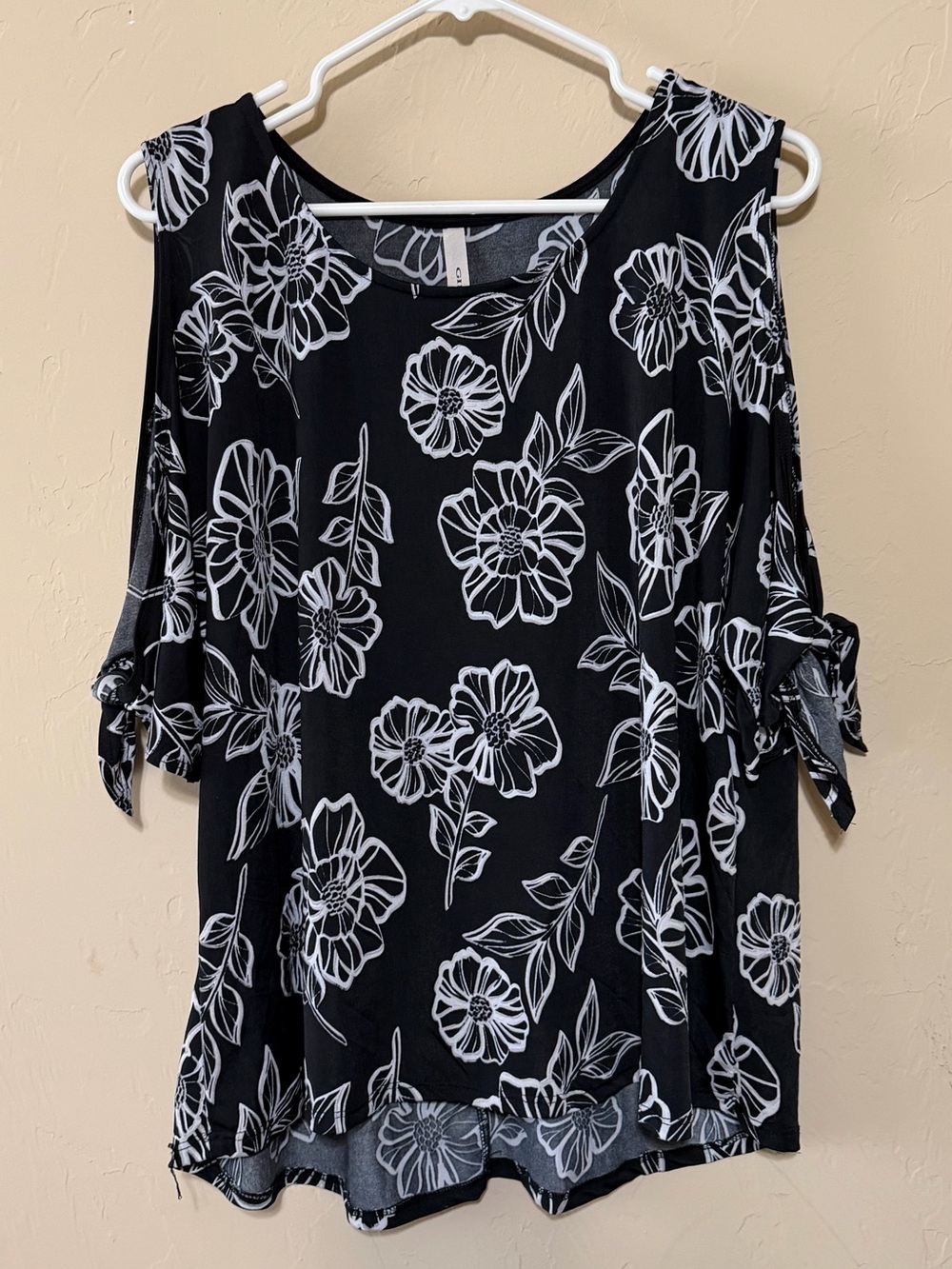 Gilli Black & White Floral Cold-Shoulder Tunic with Tie Sleeves